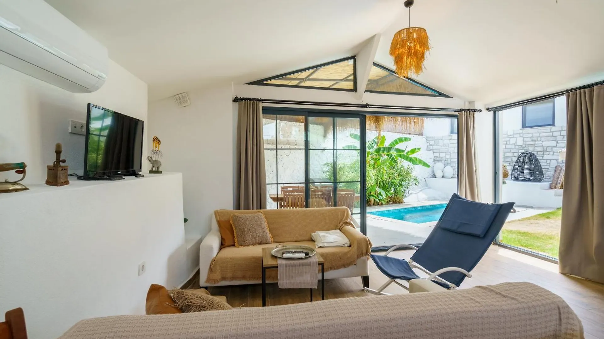 Koey Icinde Zevkle Doesenmis Oezel Havuzlu Lueks Tas Villa Kusadasi Turkey