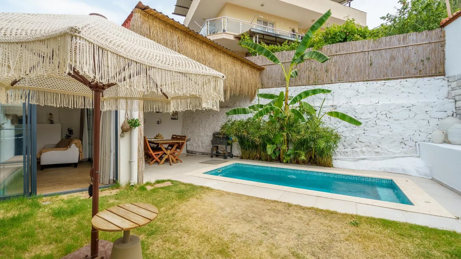Koey Icinde Zevkle Doesenmis Oezel Havuzlu Lueks Tas Villa Kusadasi Turkey