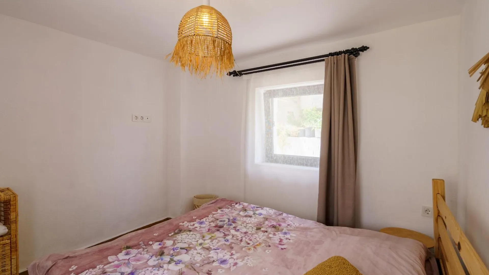 Koey Icinde Zevkle Doesenmis Oezel Havuzlu Lueks Tas Villa Kusadasi 0*,  Turkey
