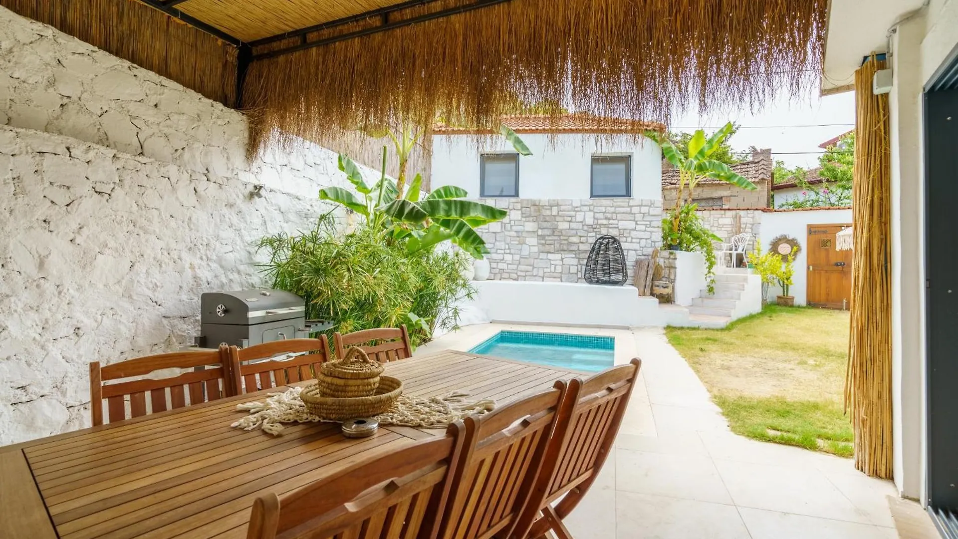 Koey Icinde Zevkle Doesenmis Oezel Havuzlu Lueks Tas Villa Kusadasi
