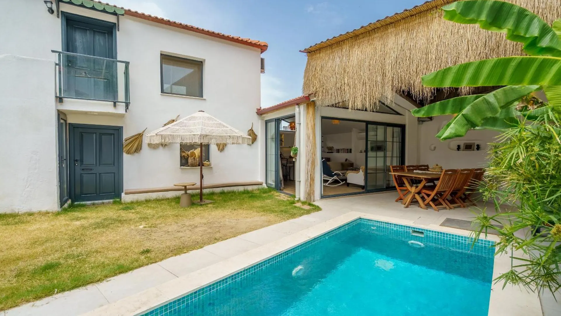 Koey Icinde Zevkle Doesenmis Oezel Havuzlu Lueks Tas Villa Kusadasi