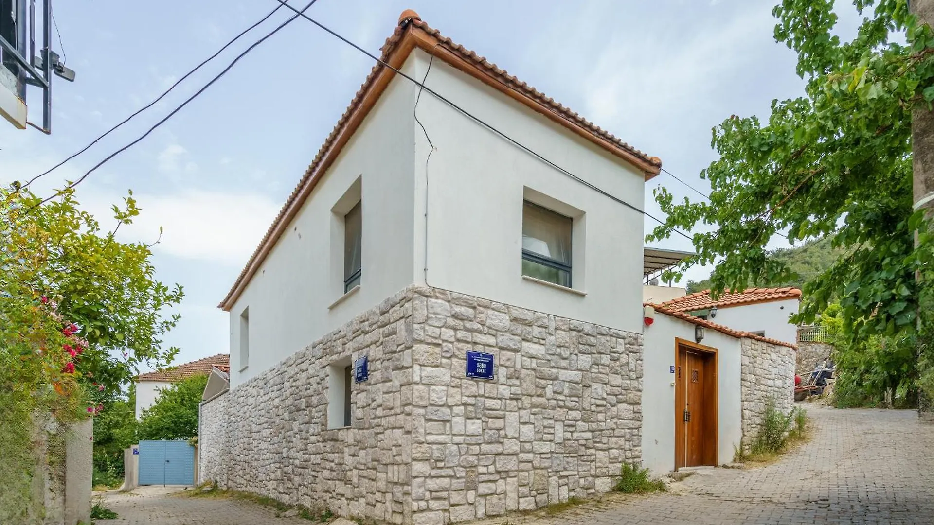 Koey Icinde Zevkle Doesenmis Oezel Havuzlu Lueks Tas Villa Kusadasi