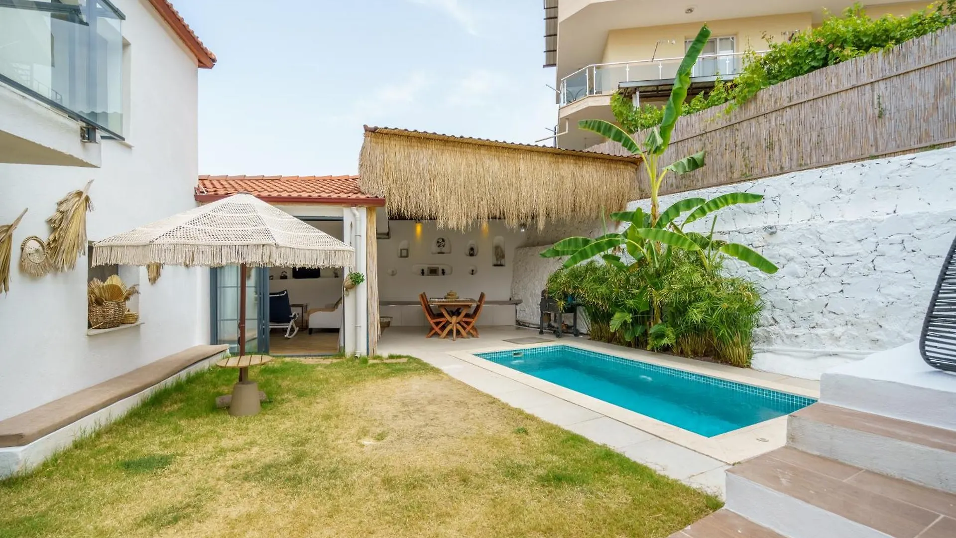 Koey Icinde Zevkle Doesenmis Oezel Havuzlu Lueks Tas Villa Kusadasi