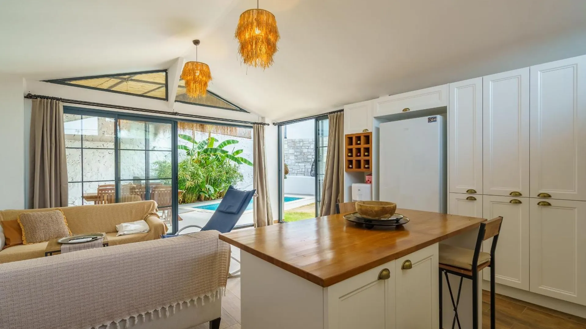 Koey Icinde Zevkle Doesenmis Oezel Havuzlu Lueks Tas Villa Kusadasi Turkey