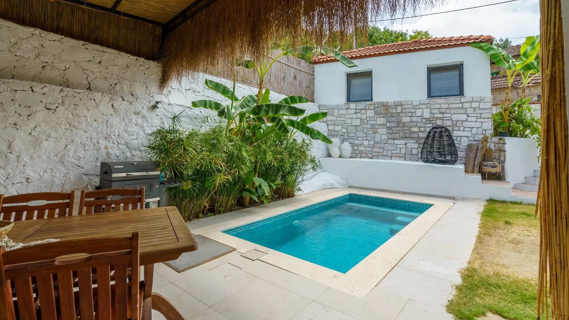 Koey Icinde Zevkle Doesenmis Oezel Havuzlu Lueks Tas Villa Kusadasi Turkey