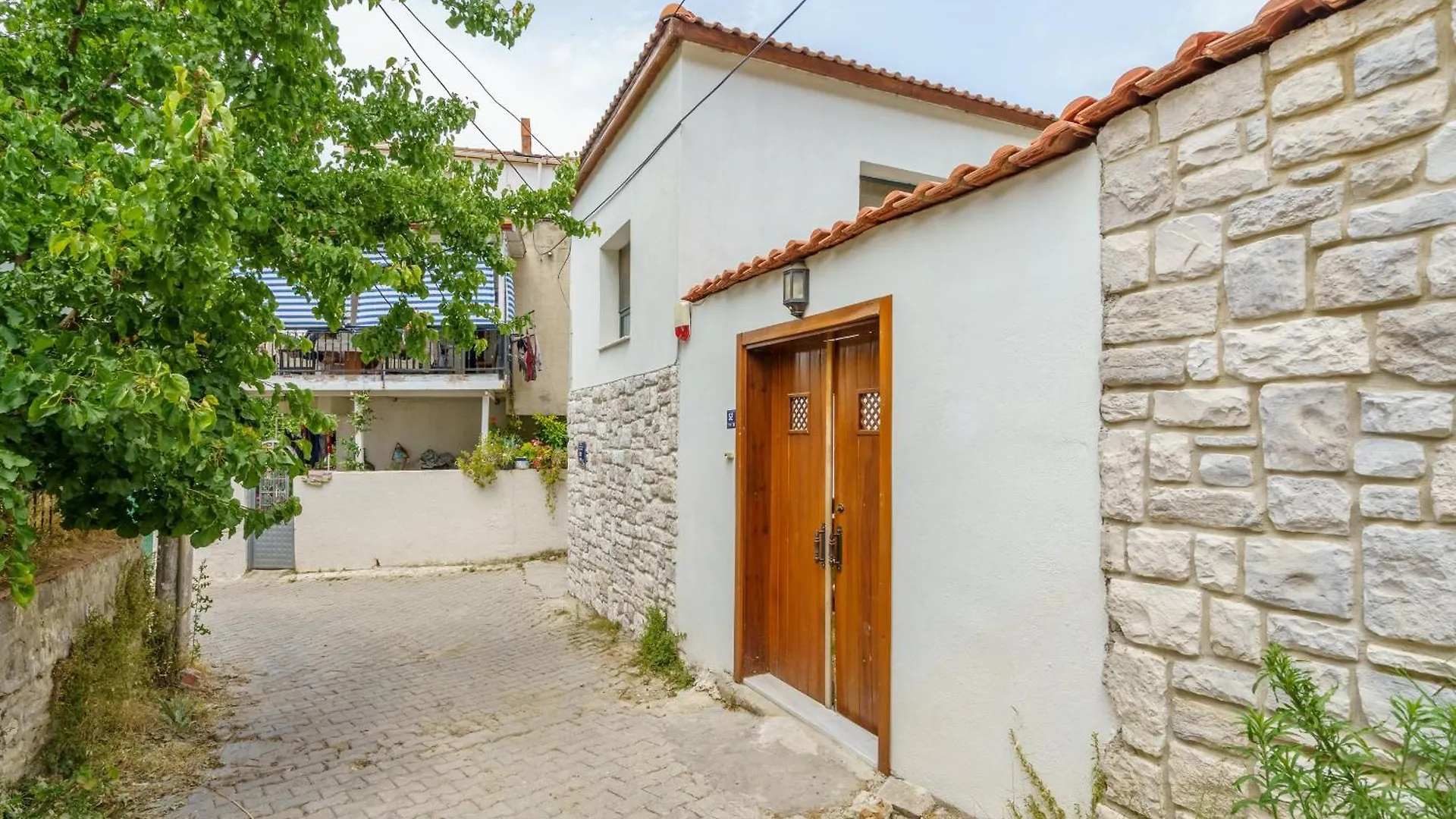 Koey Icinde Zevkle Doesenmis Oezel Havuzlu Lueks Tas Villa Kusadasi 0*,  Turkey