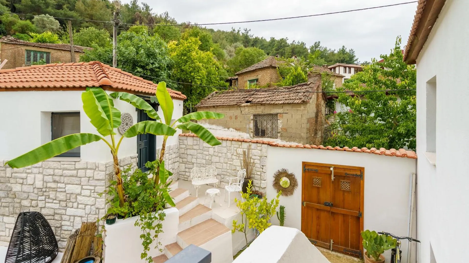 Koey Icinde Zevkle Doesenmis Oezel Havuzlu Lueks Tas Villa Kusadasi