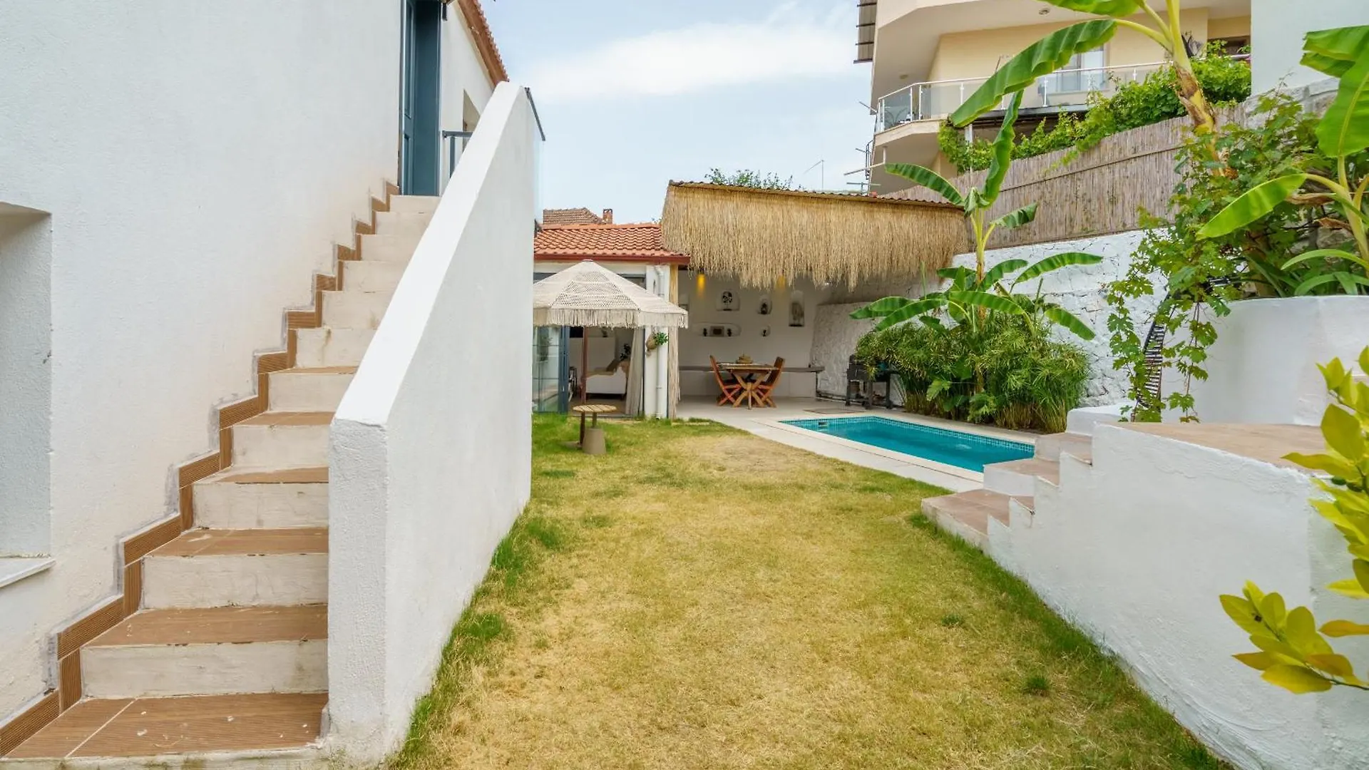 Koey Icinde Zevkle Doesenmis Oezel Havuzlu Lueks Tas Villa Kusadasi Turkey