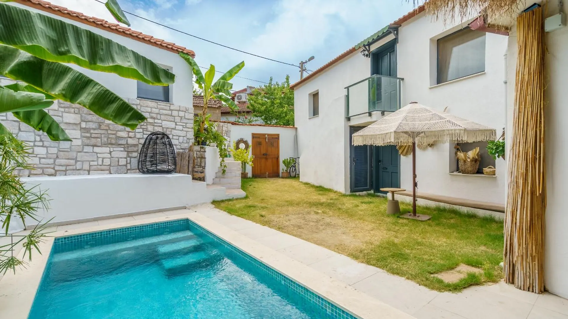 Koey Icinde Zevkle Doesenmis Oezel Havuzlu Lueks Tas Villa Kusadasi