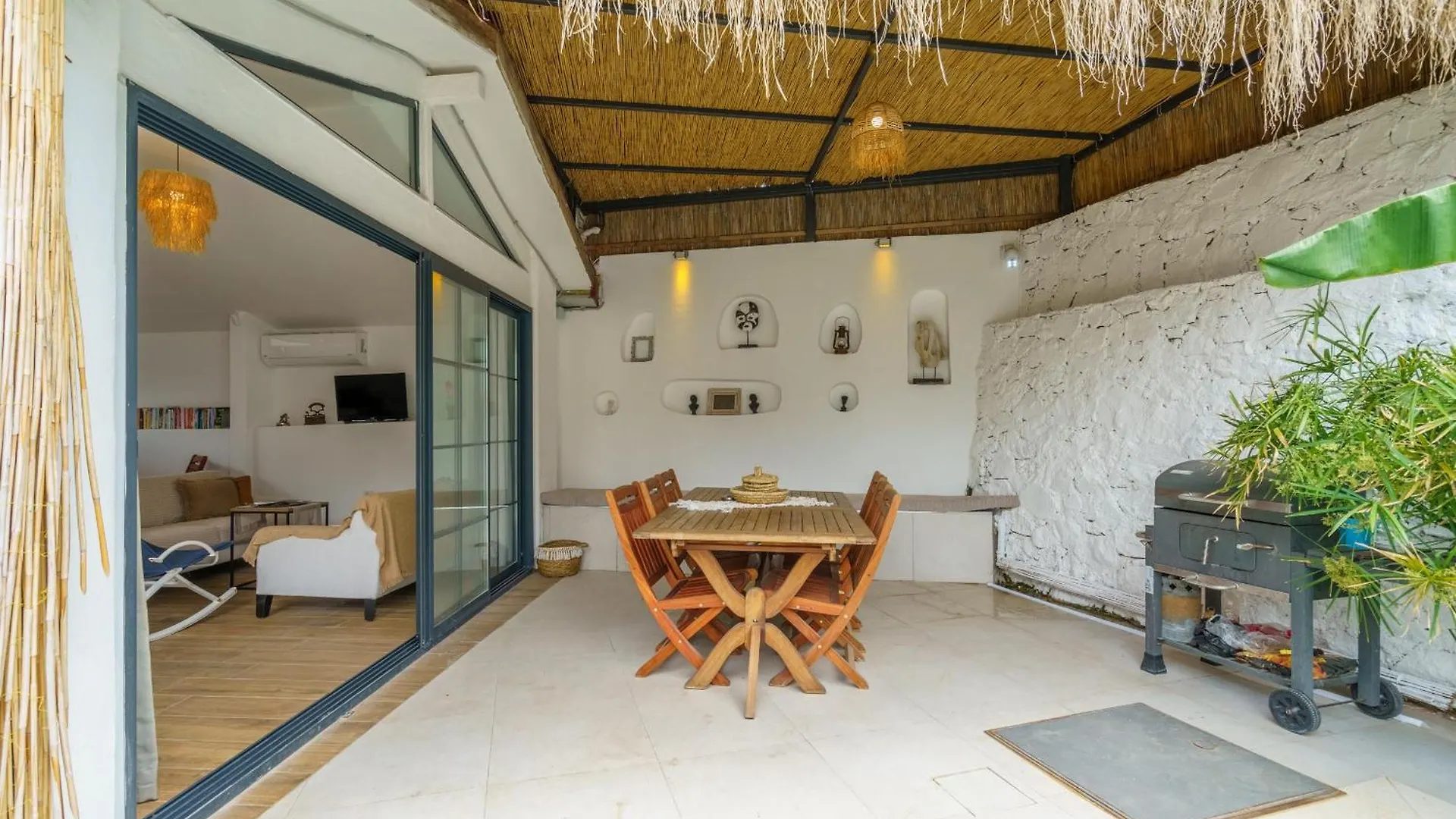 Koey Icinde Zevkle Doesenmis Oezel Havuzlu Lueks Tas Villa Kusadasi