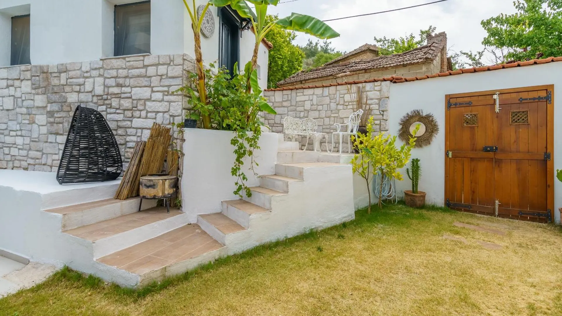 Koey Icinde Zevkle Doesenmis Oezel Havuzlu Lueks Tas Villa Kusadasi 0*,
